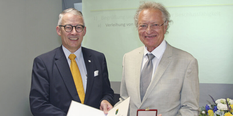 Präsident überreicht das große goldene Ehrenzeichen an Dr. Max Wudy