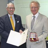 Präsident überreicht das große goldene Ehrenzeichen an Dr. Max Wudy