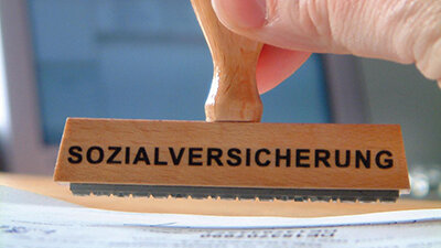 Holzstempel mit der Aufschrift "Sozialversicherung"