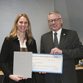 Dr. Dr. Kathrina Tscherny, BSc, BSc, MSc und Präsident Dr. Harald Schlögel bei der Preisverleihung